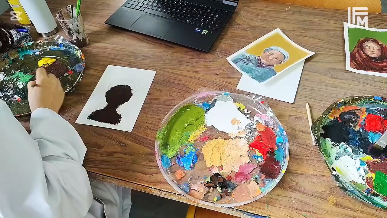 Créativité et solidarité : les élèves de l’atelier Arts au marché de Noël de l’Entraide