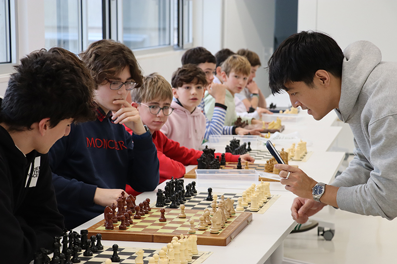 ♟️ Échec et mat au LFM : le Maître International Julien Song à la rencontre de nos élèves